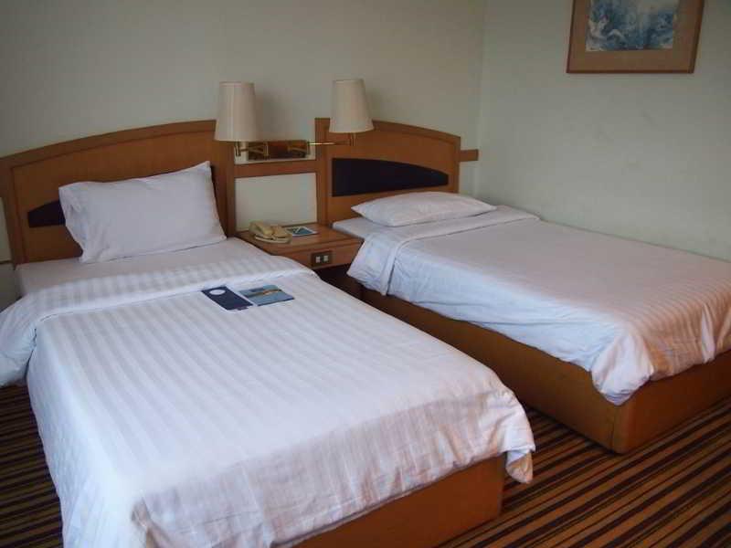 Chon Inter Hotel Chonburi Bagian luar foto