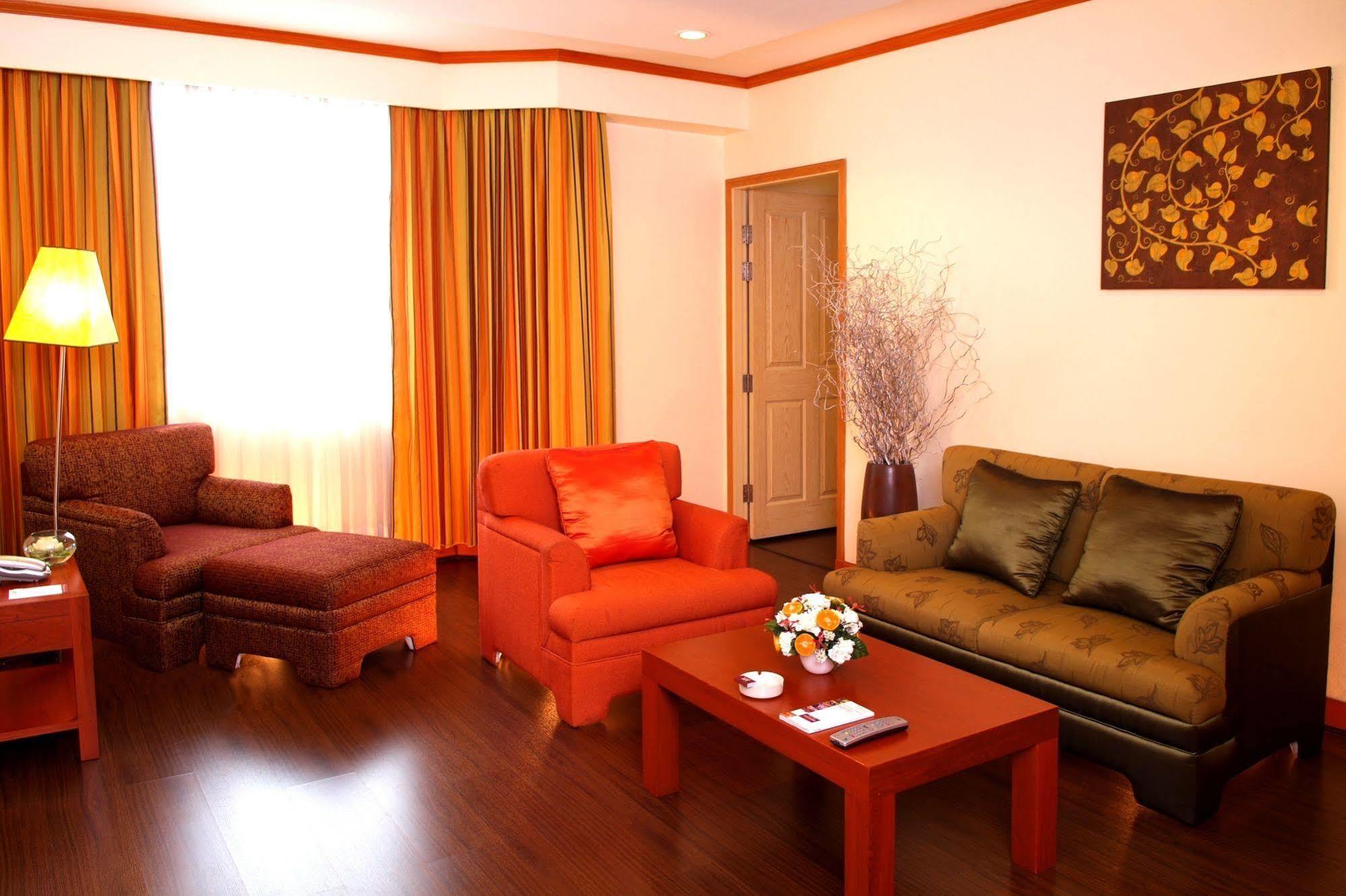 Chon Inter Hotel Chonburi Bagian luar foto